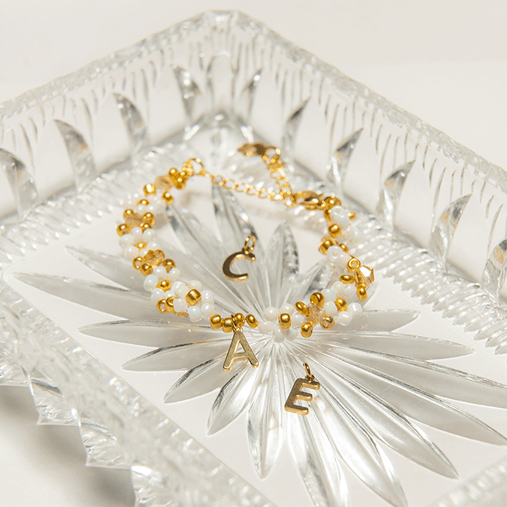 Produktfoto der Buchstaben Anhänger 18k Gold zum DIY Perlenschmuck Basteln von the diyary