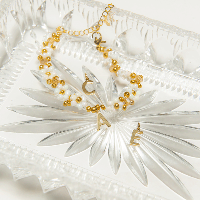 Produktfoto der Buchstaben Anhänger 18k Gold zum DIY Perlenschmuck Basteln von the diyary