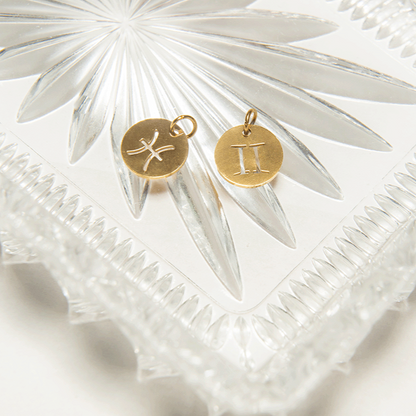 Produktfoto der Sternzeichen Anhänger in 18k Gold von the diyary zum DIY Schmuck Basteln