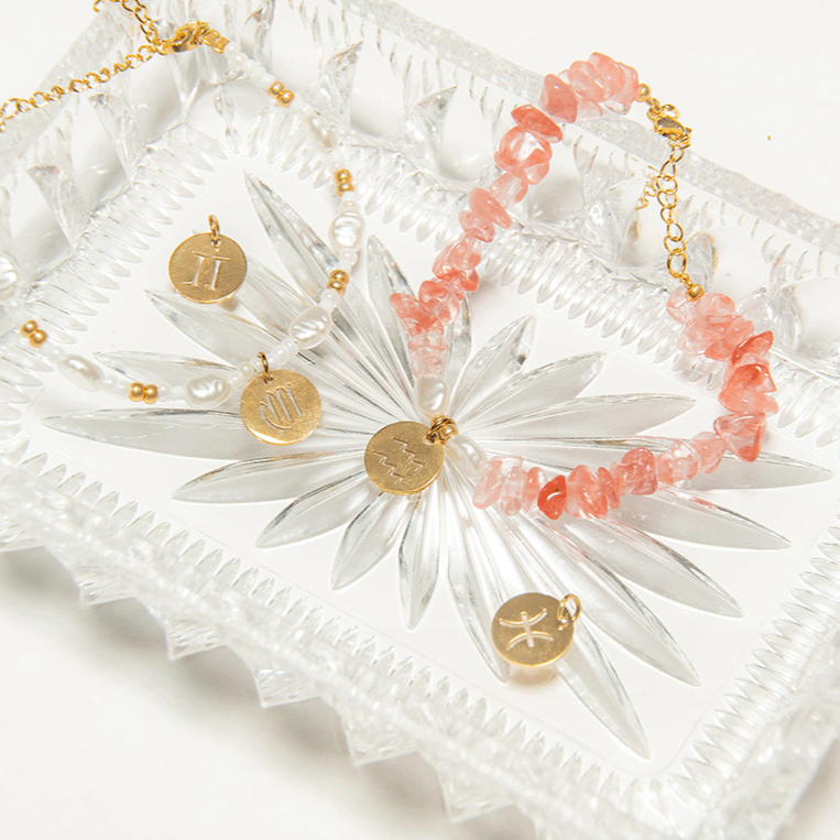 Produktfoto der Sternzeichen Anhänger in 18k Gold von the diyary zum DIY Schmuck Basteln